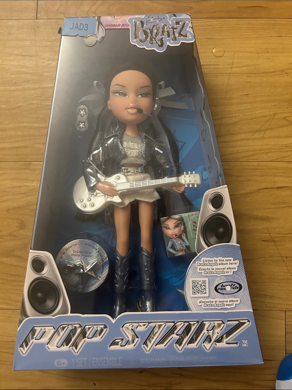 Bratz Pop Starz Jade Doll with White Guitar - Metallic Silver Outfit New
